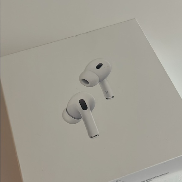 Apple White Earbud Headphones - Picture 1 of 2